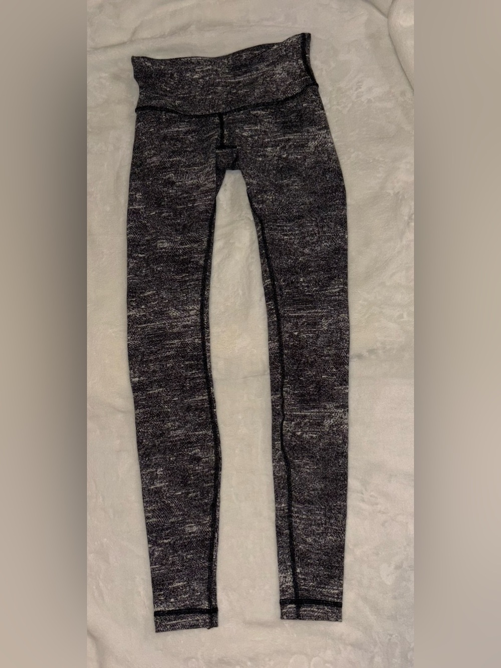 Black and white Lululemon wunder under low-rise leggings